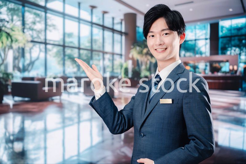 お客様をご案内するホテルマン