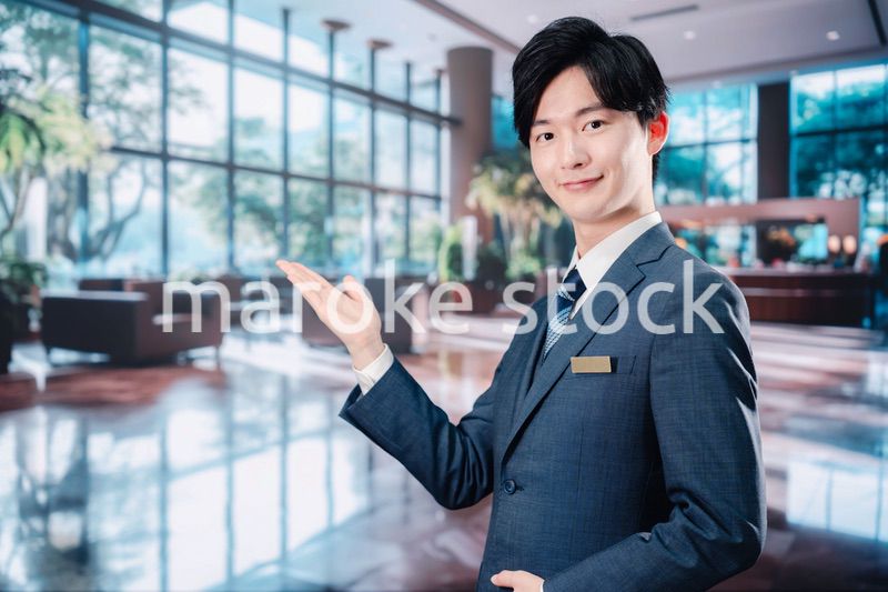 お客様をご案内するホテルマン