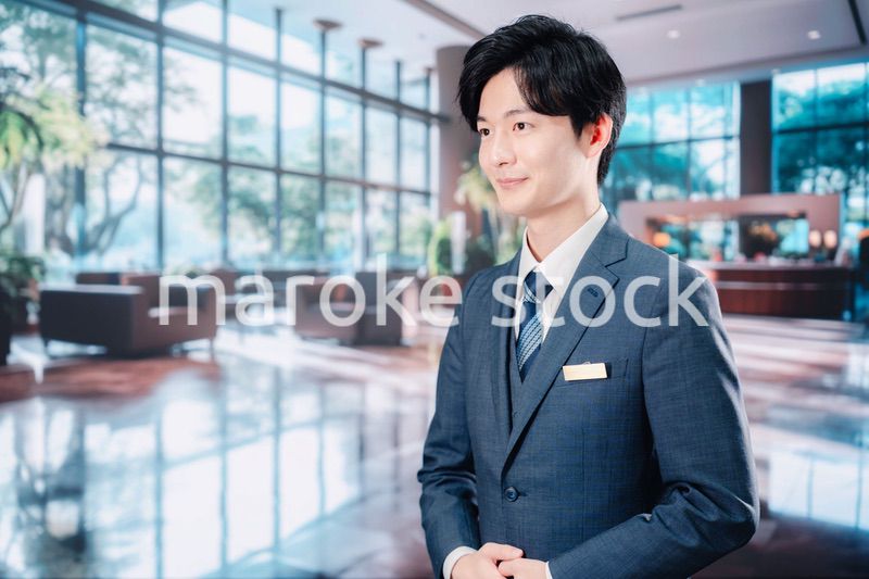 お客様をご案内するホテルマン