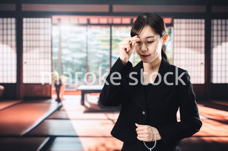 お葬式でお焼香をする女性