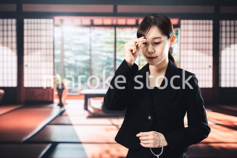 お葬式でお焼香をする女性