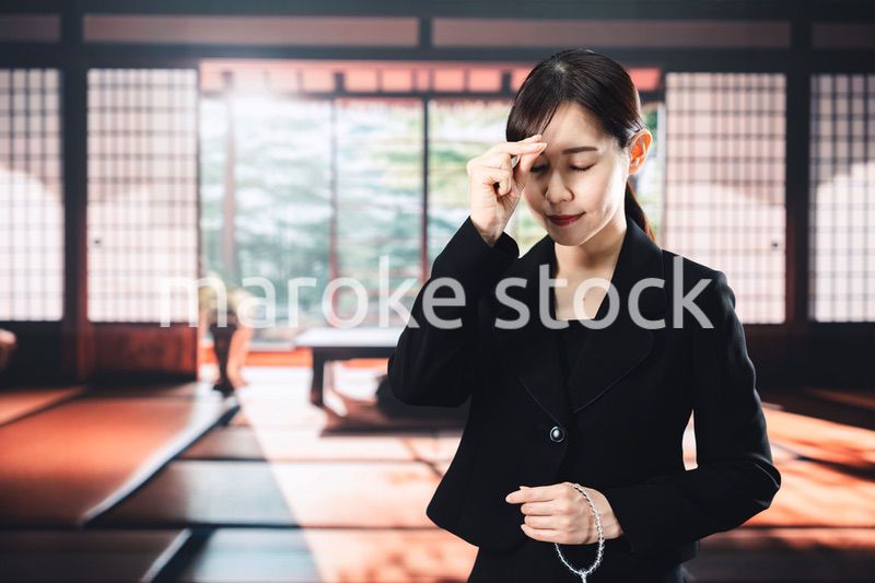 お葬式でお焼香をする女性