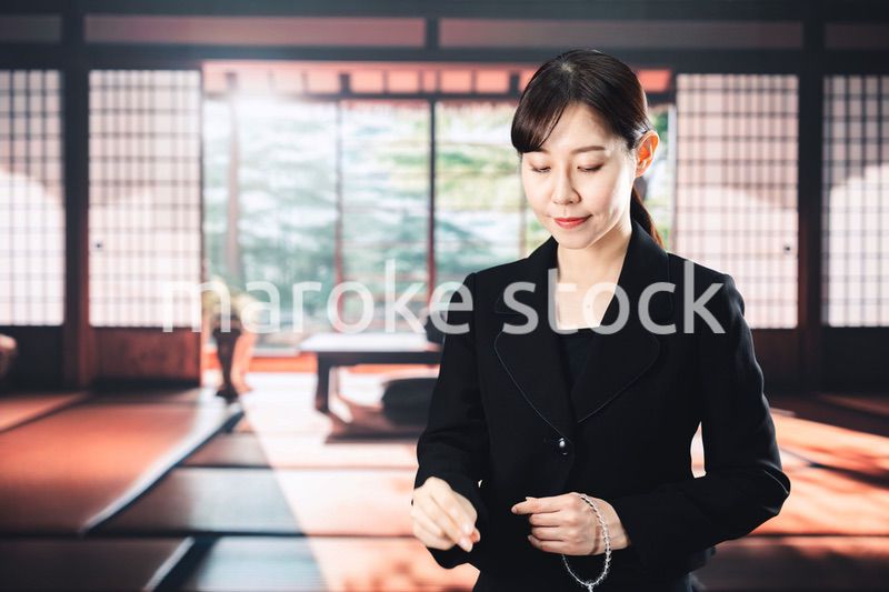 お葬式でお焼香をする女性