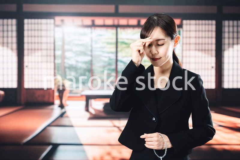 お葬式でお焼香をする女性