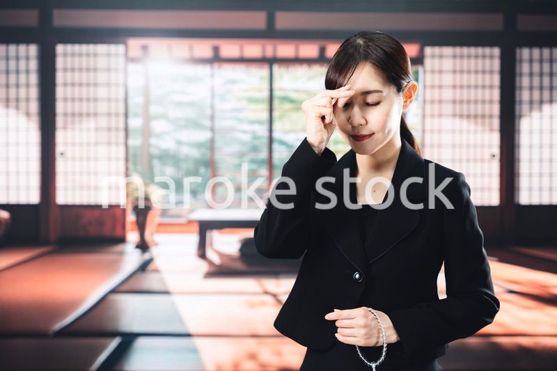 お葬式でお焼香をする女性