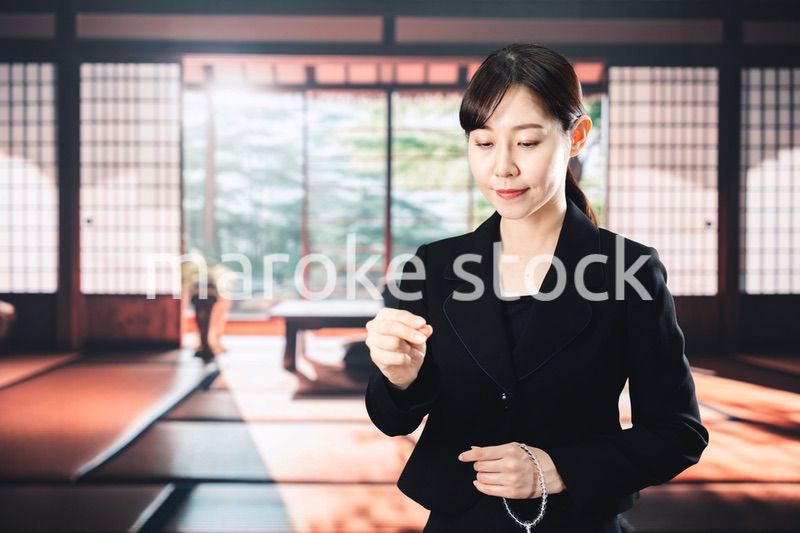 お葬式でお焼香をする女性