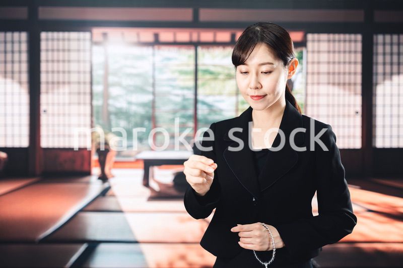 お葬式でお焼香をする女性