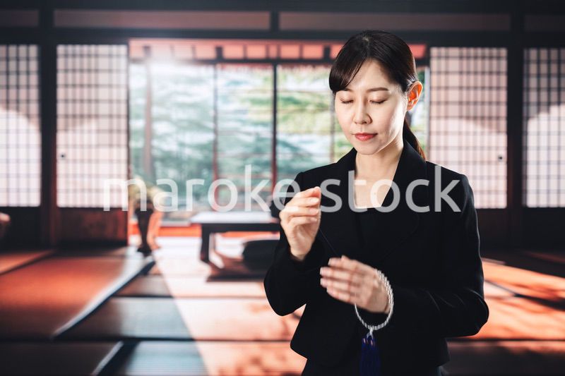 お葬式でお焼香をする女性