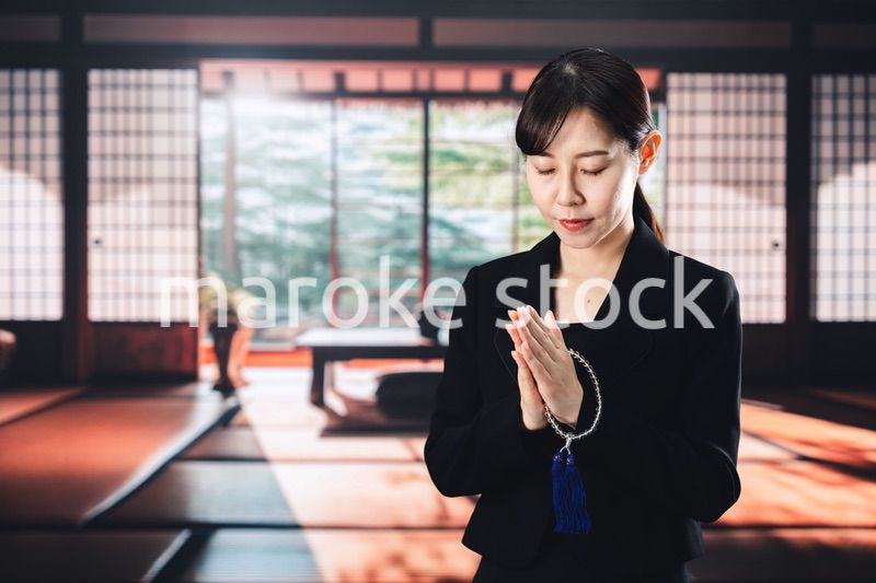 お葬式でお焼香をする女性