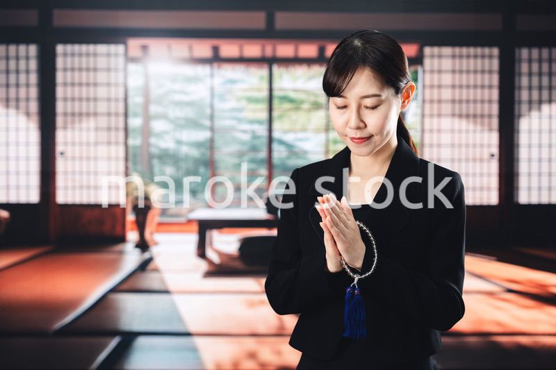 お葬式でお焼香をする女性