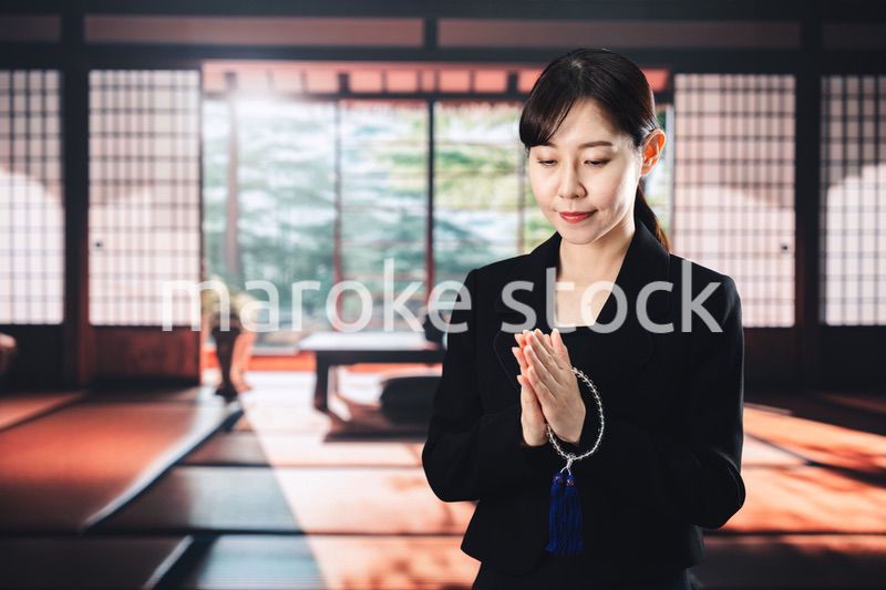 お葬式でお焼香をする女性