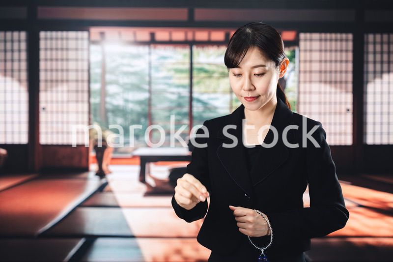 お葬式でお焼香をする女性