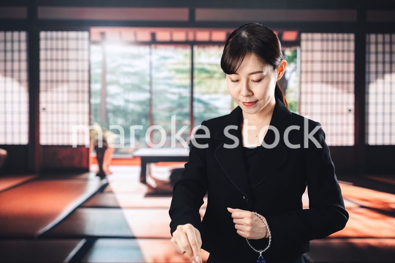 お葬式でお焼香をする女性