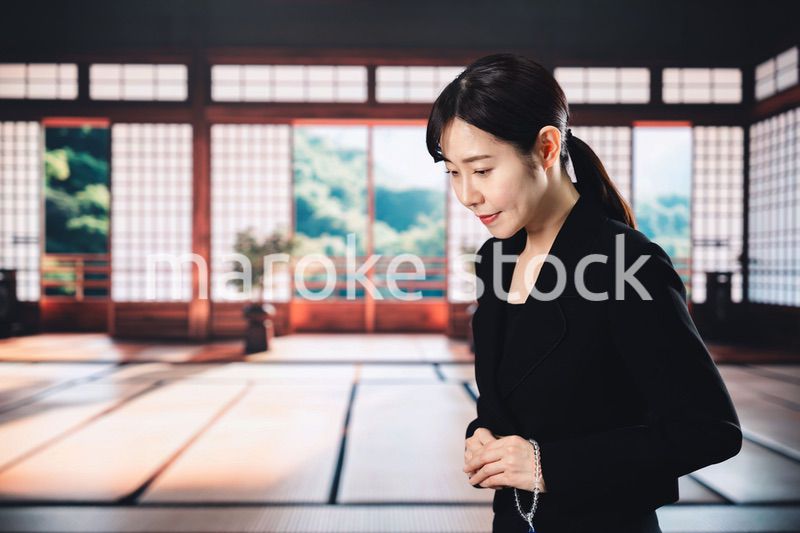 お葬式でお焼香をする女性