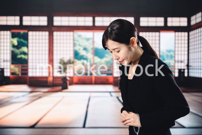 お葬式でお焼香をする女性