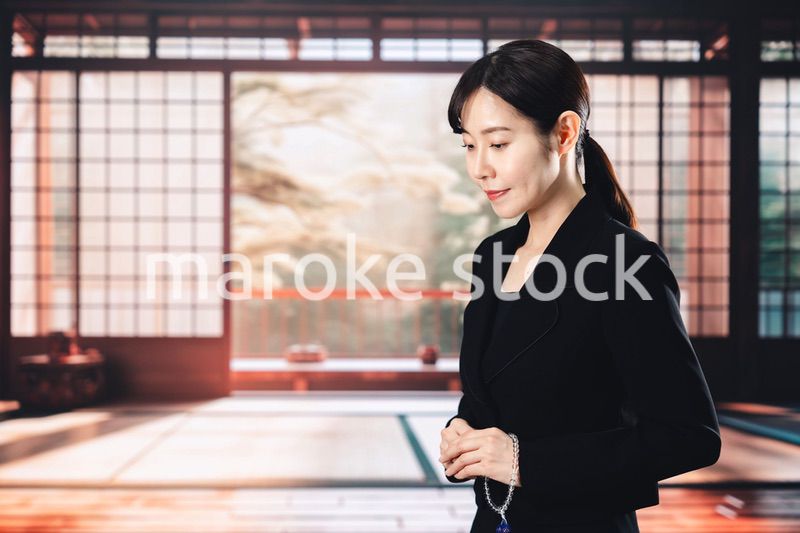 お葬式でお焼香をする女性