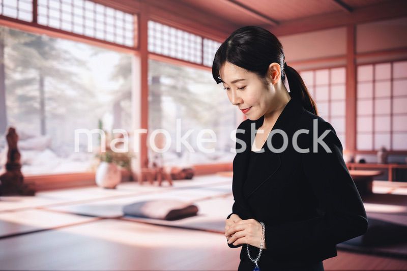 お葬式でお焼香をする女性