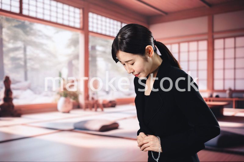 お葬式でお焼香をする女性