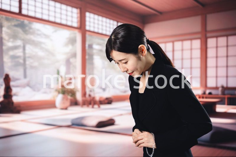 お葬式でお焼香をする女性