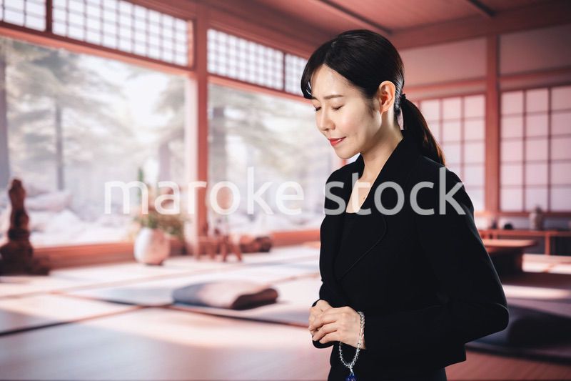 お葬式でお焼香をする女性