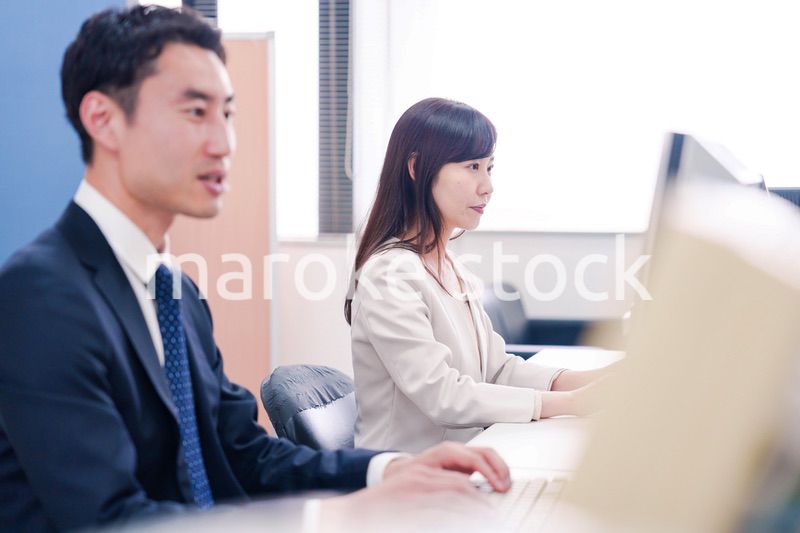 オフィスで事務作業をする女性社員