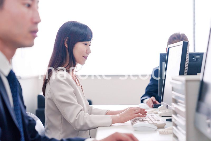オフィスで事務作業をする女性社員