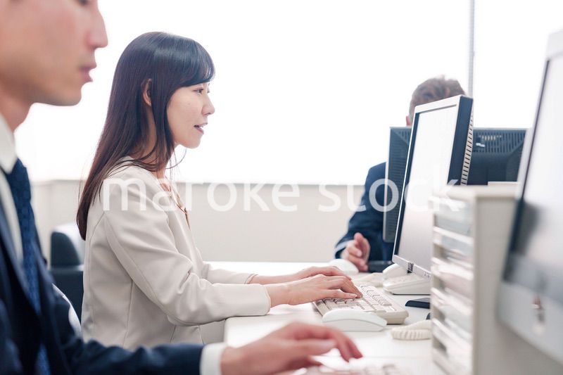 オフィスで事務作業をする女性社員