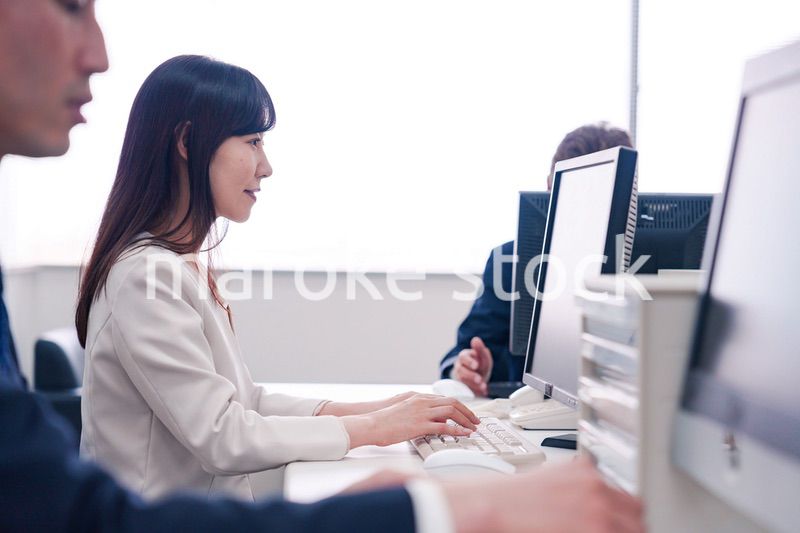 オフィスで事務作業をする女性社員