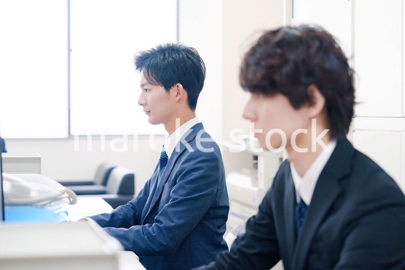 オフィスで集中してデスクワークをするビジネスマン