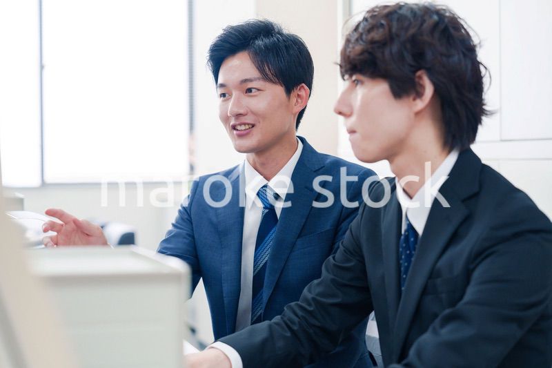 オフィスで議論をする2人の男性ビジネスマン