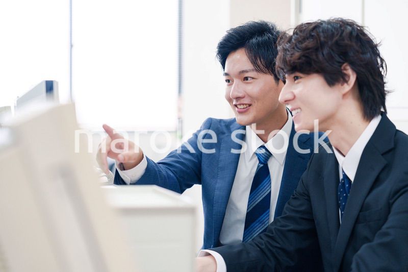 オフィスで議論をする2人の男性ビジネスマン