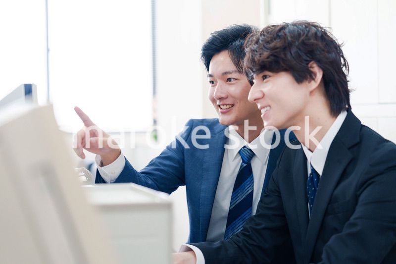 オフィスで議論をする2人の男性ビジネスマン