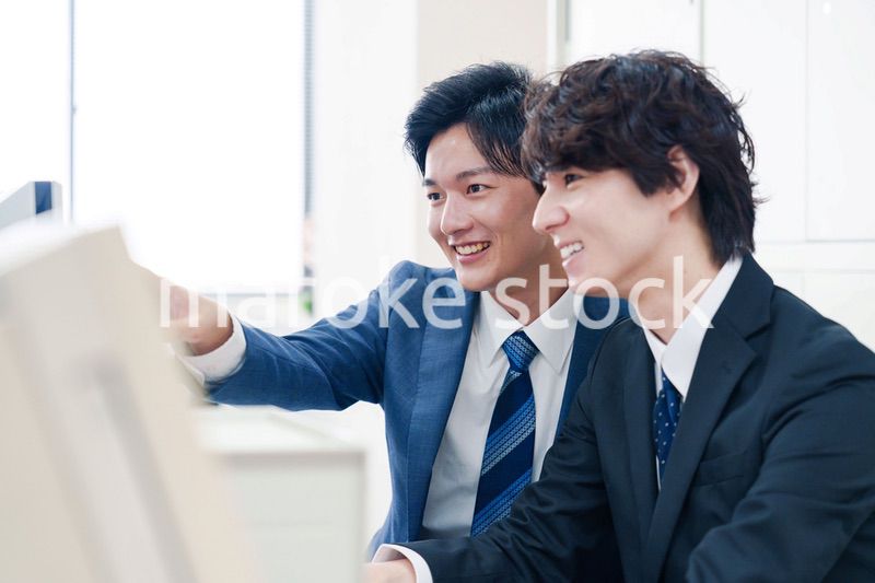 オフィスで議論をする2人の男性ビジネスマン