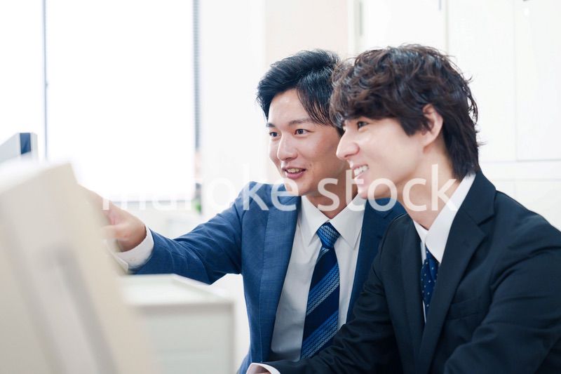 オフィスで議論をする2人の男性ビジネスマン