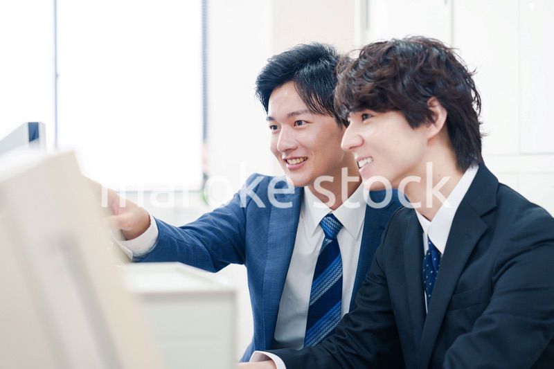 オフィスで議論をする2人の男性ビジネスマン