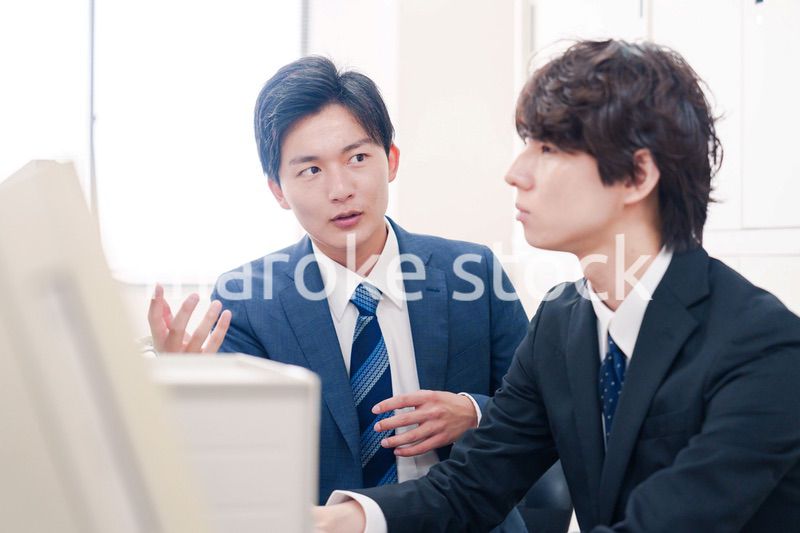 オフィスで議論をする男性ビジネスマン