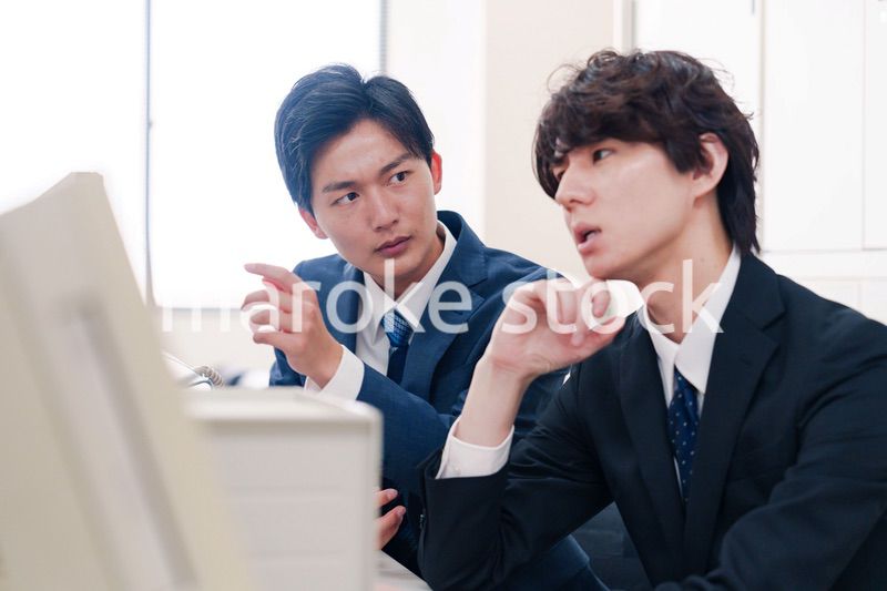 オフィスで議論をする男性ビジネスマン