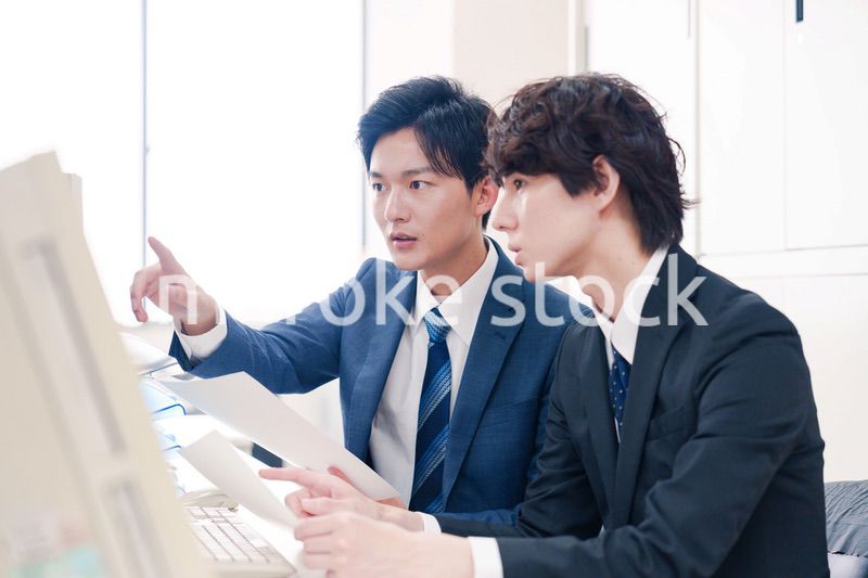 オフィスで議論をする男性ビジネスマン