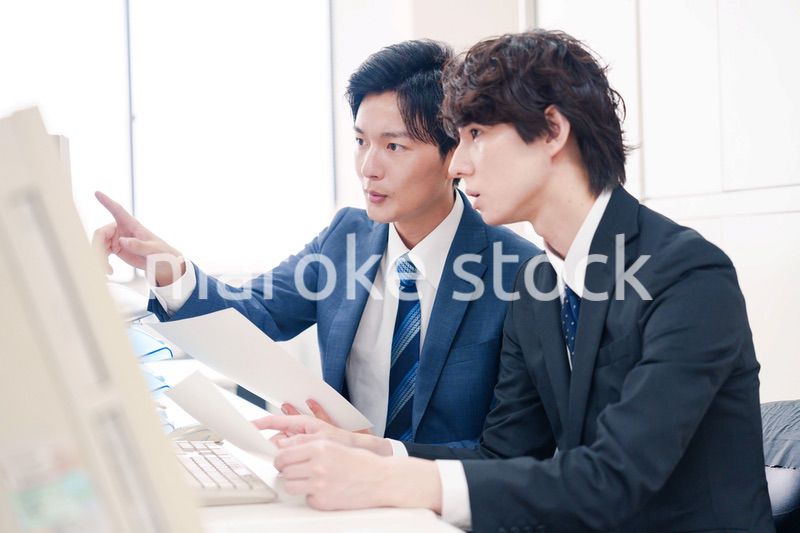 オフィスで議論をする男性ビジネスマン