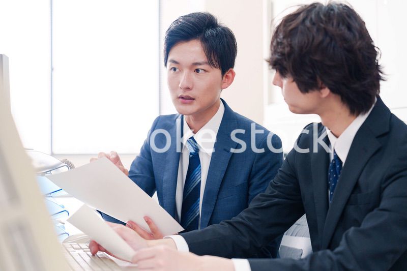 オフィスで議論をする男性ビジネスマン