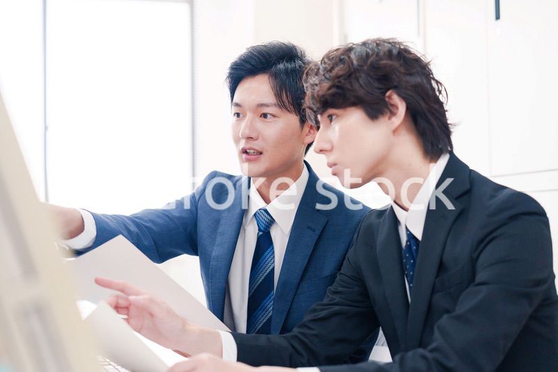 オフィスで議論をする男性ビジネスマン