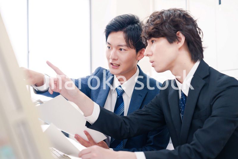 オフィスで議論をする男性ビジネスマン