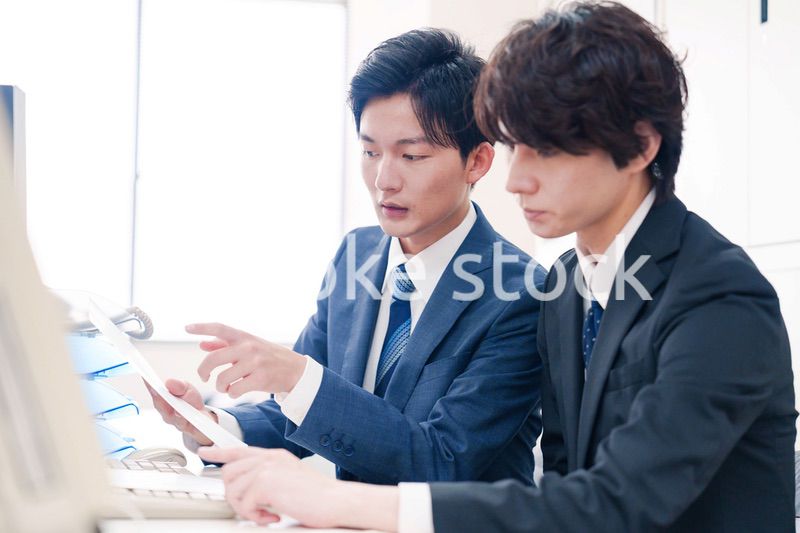 オフィスで議論をする男性ビジネスマン