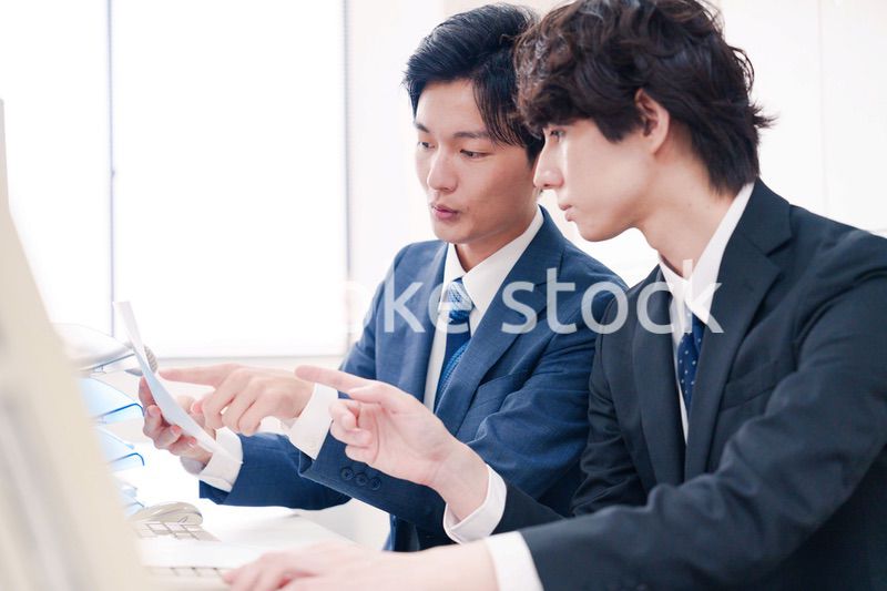 オフィスで議論をする男性ビジネスマン