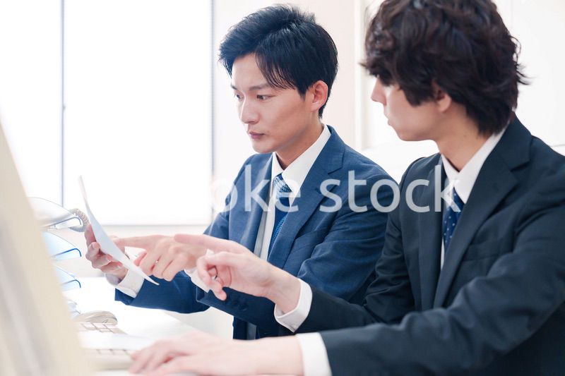 オフィスで議論をする男性ビジネスマン