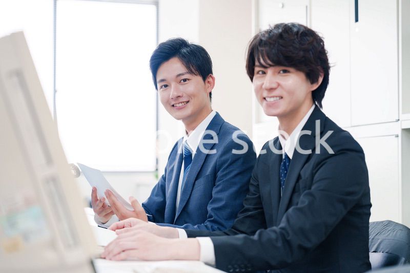 オフィスで議論をする2人の男性ビジネスマン