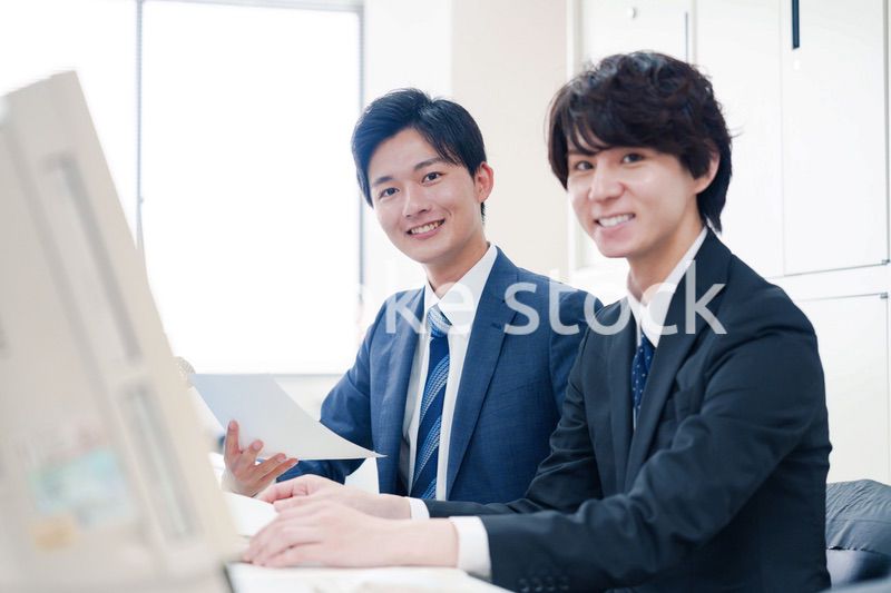 オフィスで議論をする2人の男性ビジネスマン