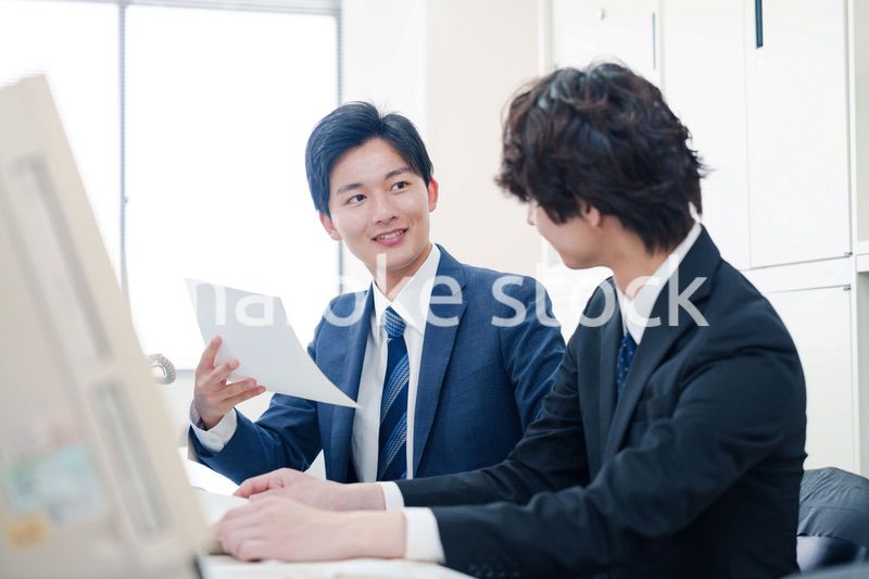 オフィスで議論をする2人の男性ビジネスマン