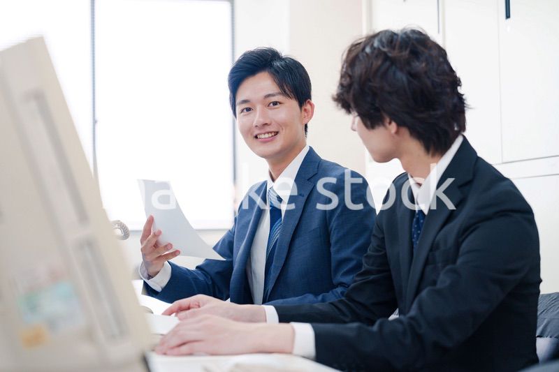 オフィスで議論をする2人の男性ビジネスマン