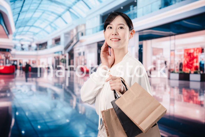 ショッピングモールで福袋を購入する若い女性